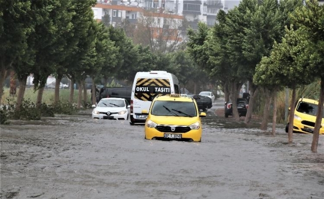 Meteoroloji’nin ‘kırmızı’ kodlu uyardığı Antalya’da 3 ilçede okullar tatil edildi