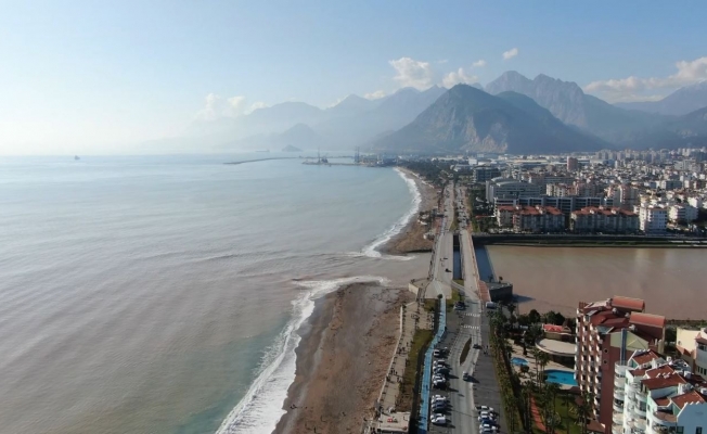 Dünyaca ünlü sahildeki çamur kirliliği havadan görüntülendi
