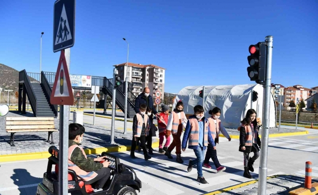 Isparta’da minik öğrenciler trafik kurallarını öğreniyor