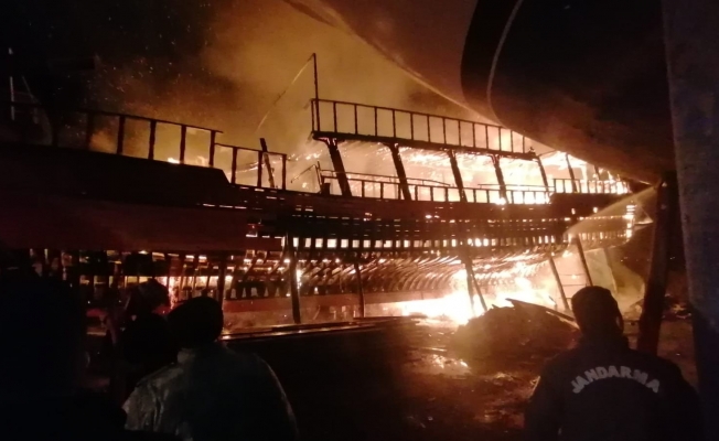 Tamirattaki 26 metrelik tur teknesi alev alev yandı