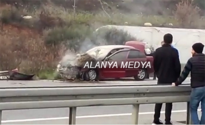 Alanya'da seyir halindeki otomobilde yangın çıktı
