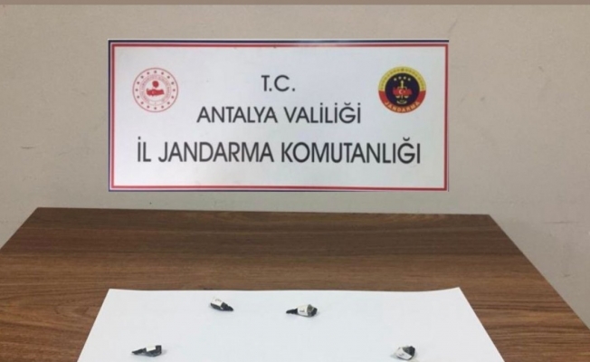 Antalya’dan Kemer’e uyuşturucu madde getirirken yakalandılar