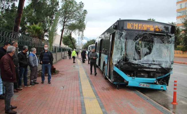 Freni patlayan şehiriçi yolcu otobüs kontrolden çıkıp  9 araca çarptı: 5 yaralı