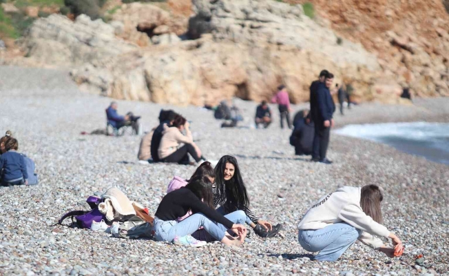Türkiye donarken Antalya’da  güneşi gören sahile geldi