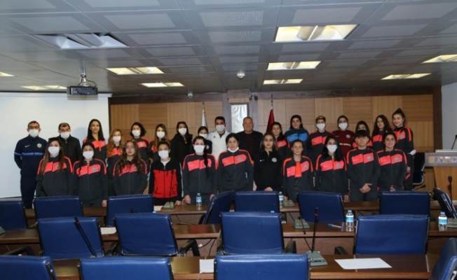 Mehmet Şahin, Yüksekova Kadın Futbol Takımını ağırladı