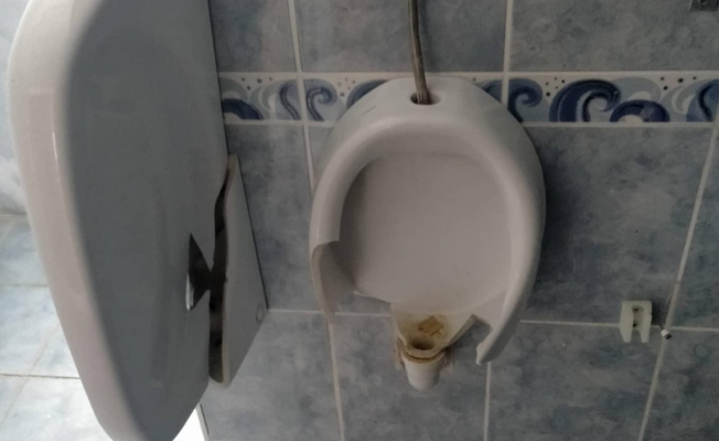 Cami ve belediyeye ait tuvaletlerin pisuvarları kırıldı