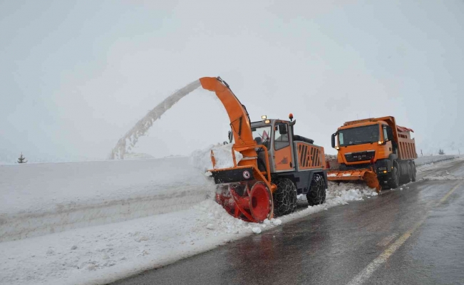 Antalya-Konya karayolunda kar kalınlığı 2 metreye yaklaştı