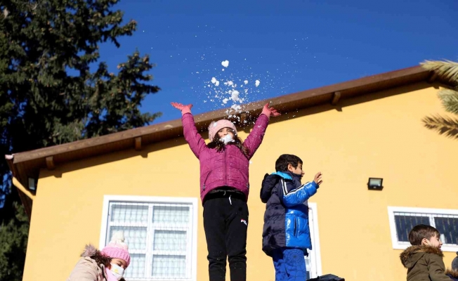 Alanya’da daha önce kar görmeyen çocuklara belediyeden 4 kamyon kar sürprizi