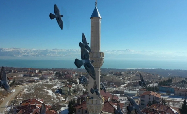 Yıldırım düşmesi sonucu yanan caminin minaresi yenilendi