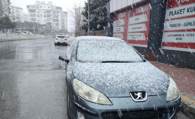 Antalya kent merkezine 29 yıl sonra kar yağdı