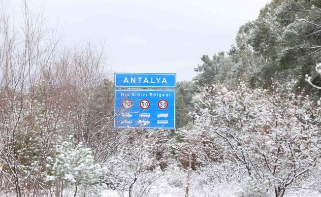 Antalya’nın merkezinde yıllar sonra kar sevinci, yüksek kesimlerinde mücadele