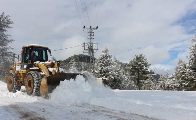 Antalya’da kardan kapanan yollarda çalışma