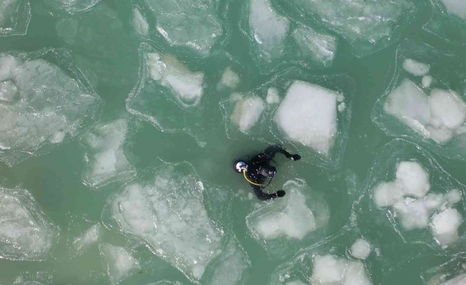 Eğirdir Gölü’nde sıfırın altında 17 derecede buzları kırıp dalış yaptılar