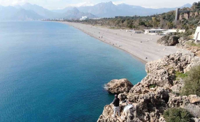 Antalya’da 30 metrelik falezlerin ucunda tehlikeli olta