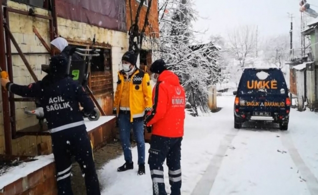 Kar sebebiyle ulaşıma kapanan köydeki diyaliz hastasının yardımına UMKE yetişti
