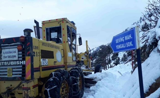 Antalya’da 2 metreyi bulan karla mücadele çalışması