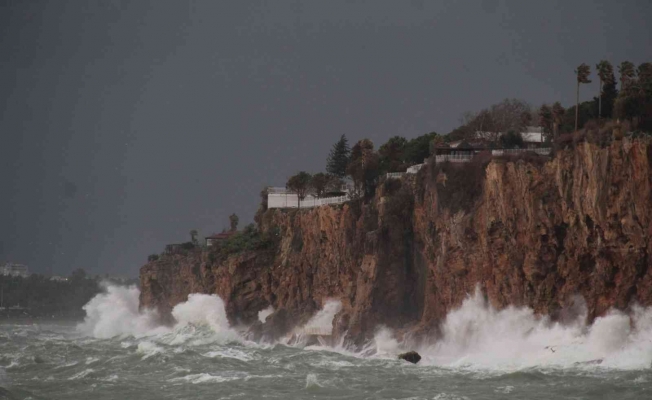 Antalya’da fırtına dalgaları falez boyuna yükseltti, balıkçı teknesi battı