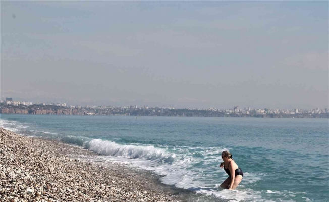 Yurt genelinde soğuk hava etkili olurken, Antalya’da deniz keyfi