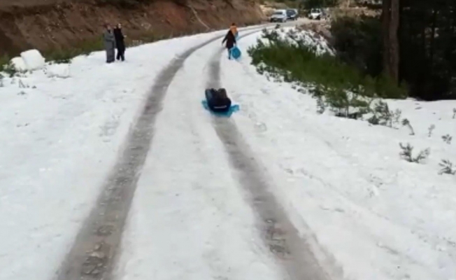 Araçlar yaylaya çıkamayınca çocuklar buzlanan yolda kayarak eğlendi