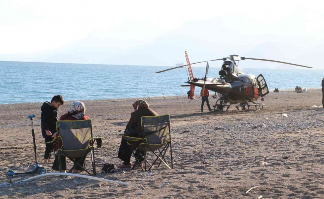 Bisiklet turunu görüntüleyen helikopter arızalandı, dünyaca ünlü sahile iniş yapmak zorunda kaldı
