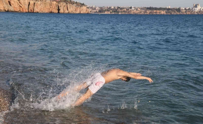 Antalya’da sıcaklık 20 dereceye yaklaştı, vatandaşlar sahile koştu