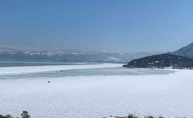 Buz tutan Eğirdir Gölü’nde yürüyüşler yasaklandı