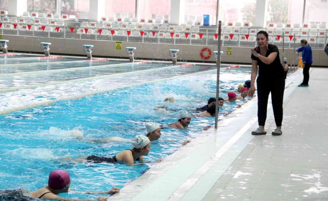 Antalya’da kadınlar, yaz mevsimi öncesi havuzda jimnastikle forma giriyor