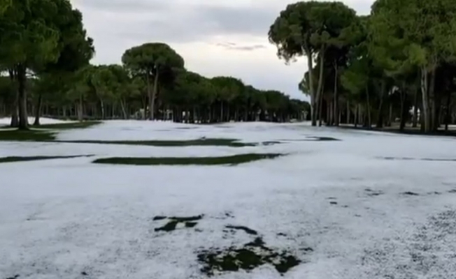 Aniden bastıran dolu, Antalya’da golf sahalarını beyaza bürüdü