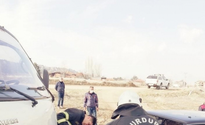 Burdur’da kamyonet ile otomobil kafa kafaya çarpıştı: 1 ağır,3 yaralı