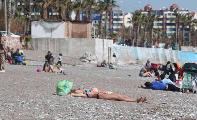 Antalya’da Şubat ayında sıcak havayı fırsat bilenler sahile koştu