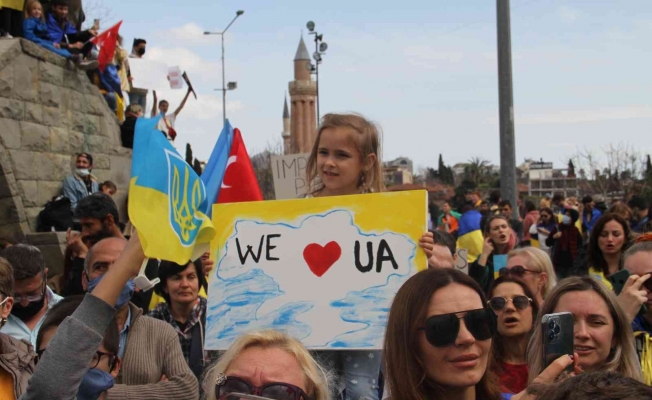 Antalya’da toplanan binlerce Ukraynalı Putin’i kınadı