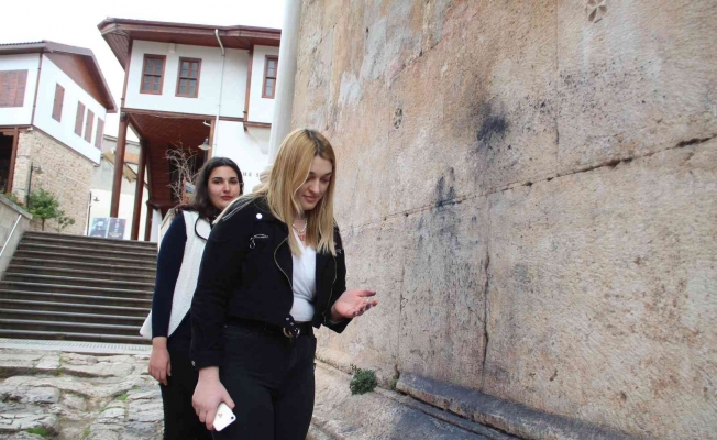 Bin 892 yıllık tarihi yapıya kuru boya döktüler