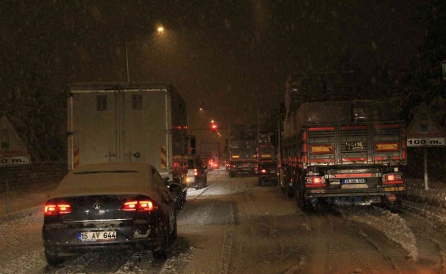 Burdur-Antalya ve Burdur-Isparta karayolu ulaşıma kapandı