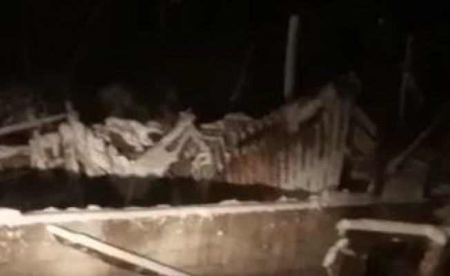 Burdur’da karın ağırlığına dayanamayan ahırın çatısı çöktü