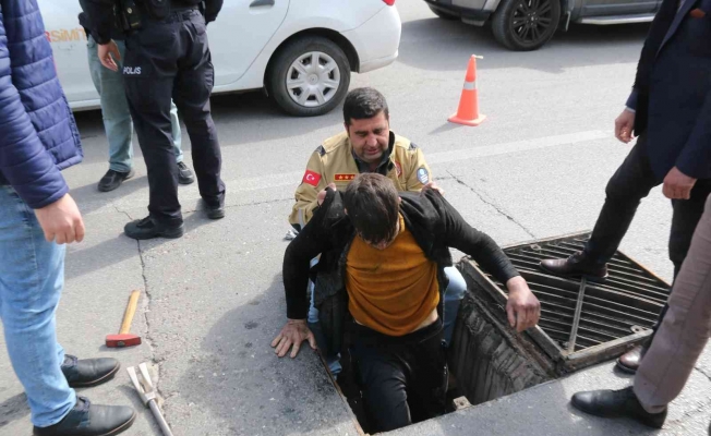 Antalya’da bisiklet ile hurda malzeme toplamak için kanalizasyona giren iki kişi mahsur kaldı