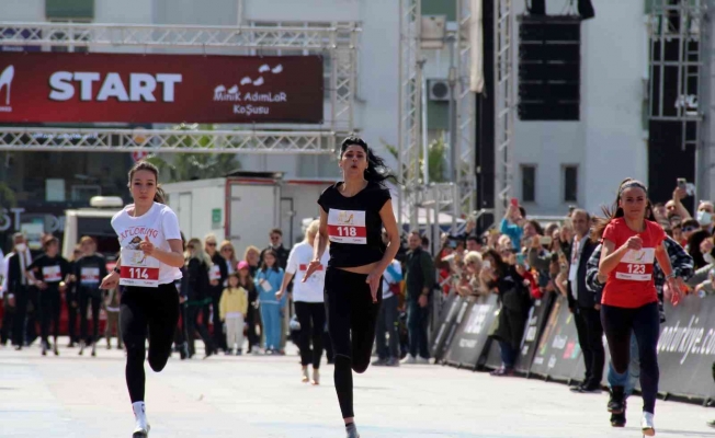 Antalyada kadınların yüksek topuklu koşusunda renkli görüntüler