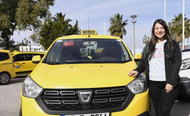 Yüksek lisanslı kadın taksi şoförü