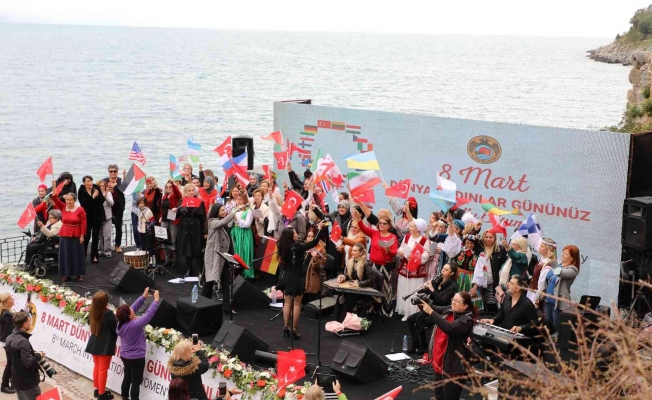 Alanya’da 80 farklı milletten kadın el ele dünyaya dostluk mesajı verdi