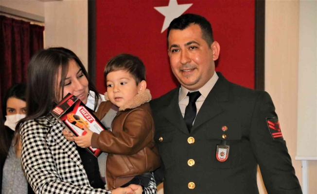 Devlet övünç madalyası ve beratını almaya 2,5 yaşındaki oğlu ile geldi, davetliler gözyaşlarını tutamadı