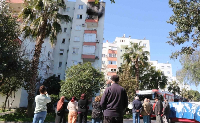 Antalya’da 8 katlı binada yangın paniği