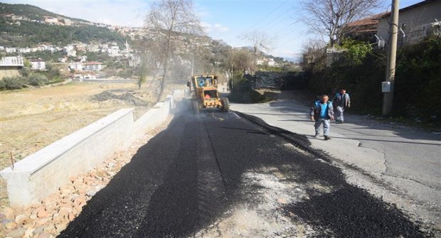 Alanya Belediyesi'nden bozulan yollara sıcak asfalt