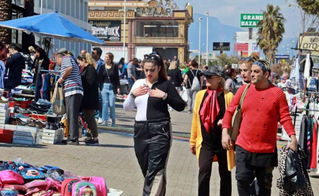 Nevruz Bayramı’nda Antalya’ya akın eden İranlılar, soluğu beş yıldızlı sokak pazarında alıyor