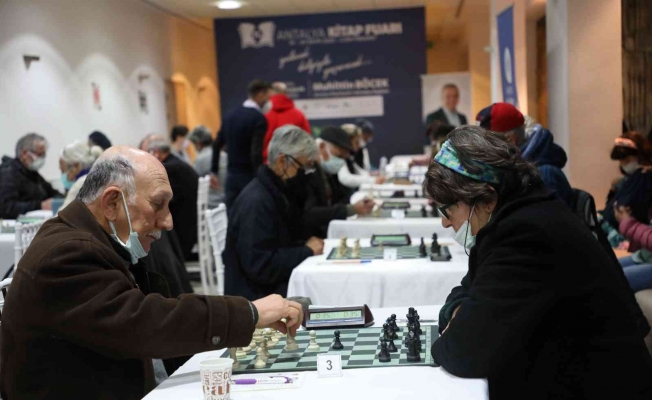 Yaşlı bireyler, satranç turnuvasında buluştu