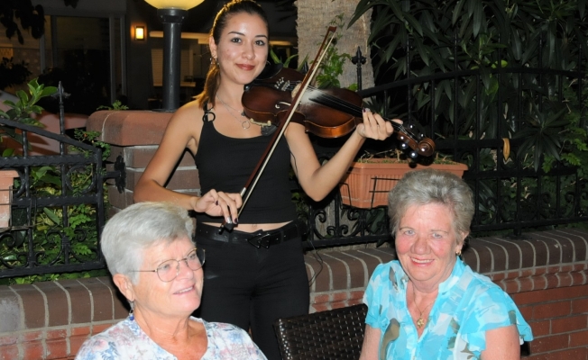 Alanya'da kemancı kızdan Turistlere muzik ziyafeti