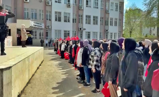 Antalya’da ‘kavga’ ihbarına giden polislere öğrencilerden İstiklal Marşı sürprizi