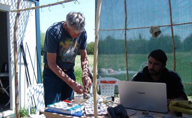 Hollandalı kuş bilimciler Antalya’da gönüllü kuş halkalıyor