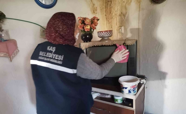 Kaş’ta ihtiyaç sahibi kişilerin evleri belediye tarafından temizleniyor