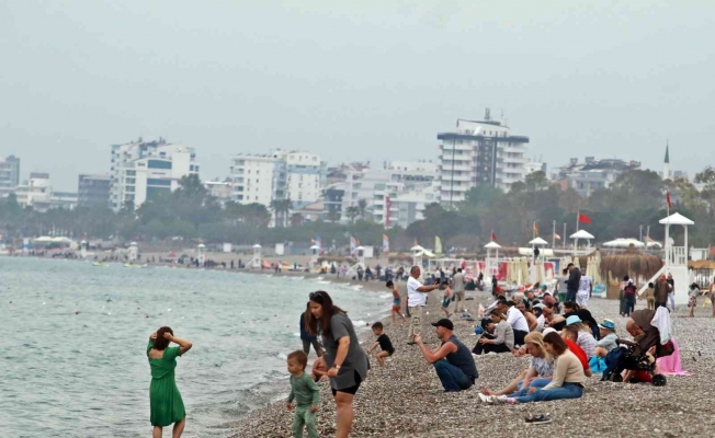 Antalya’nın dünyaca ünlü sahilinde bayram yoğunluğu