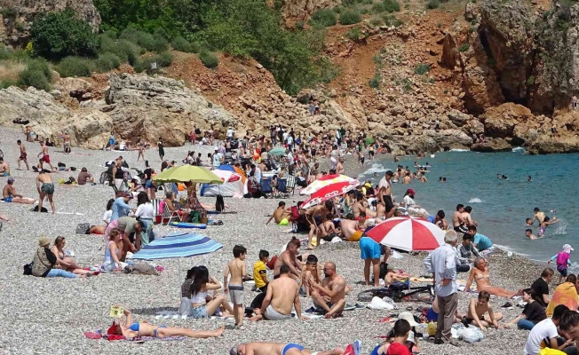 Antalya’da Ramazan bayramını fırsat bilen dünyaca ünlü sahile koştu