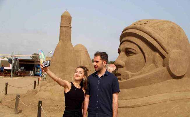 ’Uzay Macerası’ temalı kum heykellere yoğun ilgi